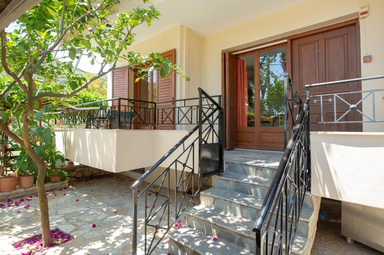 Giapis Apartment Mikros Gialos Exterior foto