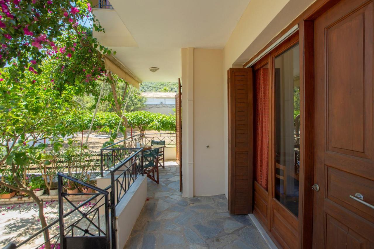 Giapis Apartment Mikros Gialos Exterior foto
